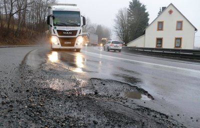Wer in Hohndorf auf der B 174 talwärts fährt, muss am Fahrbahnrand mit einigen Schlaglöchern rechnen. 