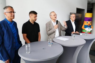 Roland Warner, Vorsitzender der Eins-Geschäftsführung (am Mikrofon) erläutert die Beweggründe für den Einstieg des Unternehmens als Namenssponsor der Fußballstadien in Chemnitz und Aue, flankiert wird er bei der Pressekonferenz am Donnerstagvormittag von CFC-Vorstand Frank Löbe, CFC-Geschäftsstellenleiter Tommy Haeder und Roland Frötschner, dem Präsidenten des FC Erzgebirge (von links).