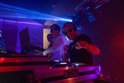 Die DJs Paul Blitz, High-Society Brothers und DJ R3dfort legten am Samstagabend im Kinopolis Freiberg auf.