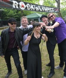 Zur Band "Irgendwas mit Extra", die in Stollberg auftrat, gehören (v. l.) Uwe Ruch, Christian Wesener, Melanie Große, Endrik Meyfarth sowie Christian Rödel. 