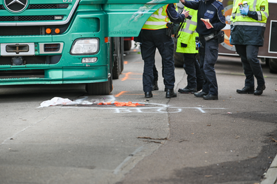  Ein am Karnevalsumzug teilnehmender LKW hat eine Person erfasst und dabei schwer verletzt. Gleich am Startpunkt des Halleschen Rosenmontagsumzuges kam es zu diesem schweren Unfall. Der Umzug wurde daher abgebrochen.