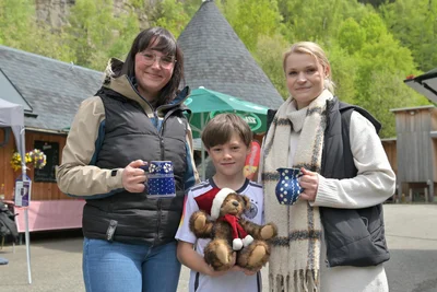 Amanda Rockstroh, ihr Sohn Emil Teubner und Yasmin Biedermann (v.li.) gehörten zu den Teilnehmern beim 1. Meiler-Flohmarkt.