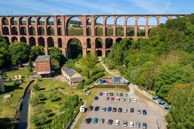  Im Auto sitzend wurde der Gottesdienst vor der Kulisse der Göltzschtalbrücke mit Kinoleinwand, Theater, Musik, Predigt und Autohupen gefeiert.