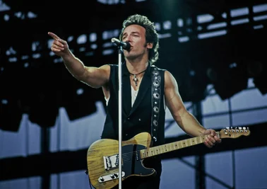 Bruce Springsteen in der DDR: Das Foto zeigt ihn bei seinem Auftritt in Berlin-Weißensee 1988.