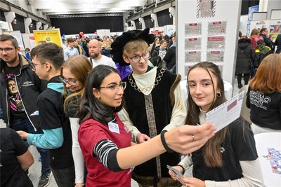 Zeitreise am Stand des Agricola-Gymnasiums: Schüler Thomas Goedel im Kostüm des Namenspatrons Georgius Agricola (1494-1555).