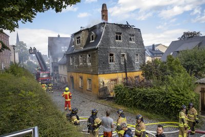 Kurze Atempause, so schien es: Doch Flammen loderten immer wieder auf - auch wegen des starken Windes. 