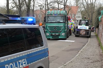  Ein am Karnevalsumzug teilnehmender LKW hat eine Person erfasst und dabei schwer verletzt. Gleich am Startpunkt des Halleschen Rosenmontagsumzuges kam es zu diesem schweren Unfall. Der Umzug wurde daher abgebrochen.