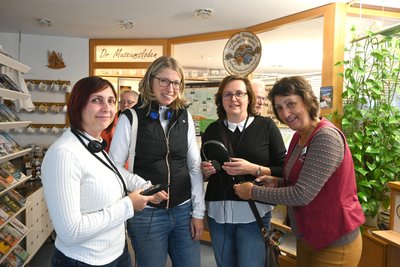 Museumsmitarbeiterin Roswitha Peter (r.) verteilt im Suppenmuseum Audioguides.