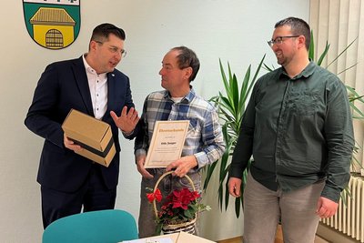 Vogtlandkreis-Landrat Thomas Hennig (links) und Christopher Groß verabschiedeten im Dezember Triebels Bürgermeister Udo Seeger.