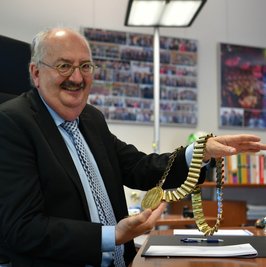 Die Amtskette des Rektors der Hochschule Mittweida wiegt schwer: Nach zwei Amtszeiten wird Prof. Dr. Ludwig Hilmer sie weitergeben. Sein Nachfolger Prof. Dr. Volker Tolkmitt ist bereits gewählt. 