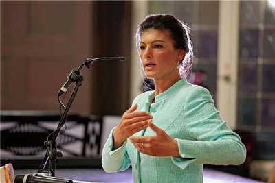 Sahra Wagenknecht zu Gast im Zwickauer Käthe-Kollwitz-Gymnasium. In ihrem Vortrag geht es um Lifestyle-Linke, die von oben herab auf die Ärmeren schauen, die sich weder Bioessen noch Elektroautos leisten können. 