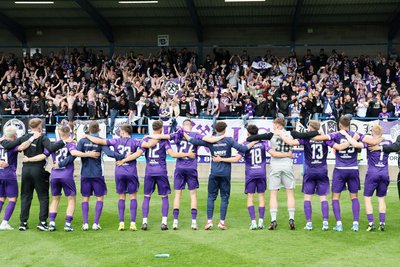 Der FC Erzgebirge Aue feiert mit den mitgereisten Fans.