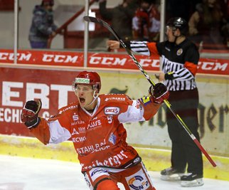 Patrick Klöpper geht auch in der kommenden Saison für die Eispiraten auf Torejagd.