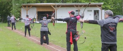 Vereinsmitglieder vom Bogensportverein Rabenstein auf der Rabensteiner Anlage beim ersten Wettkampf seit einem Jahr. 