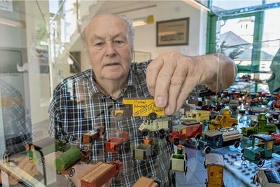 Viel Fingerspitzengefühl braucht Albrecht Krenkel aus Burgstädt beim Aufbau seiner hölzernen Fahrzeug-Miniaturen im Auerbacher Museum.