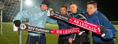 Eine letzte Trainingseinheit auf Rasen, aber abends unter Flutlicht: Die Amateurspieler des BSV Gelenau sind voller Erwartung auf das heutige Pokal-Achtelfinale gegen die Profis von RB Leipzig. Dazu macht sich das halbe Dorf auf den Weg. Ronny Opitz, Marco Schaarschmidt, David Kutzke und Daniel Künzel (von links) wollen mit all ihren Kräften versuchen, die fünf Klassen höher spielenden Favoriten zu ärgern. Doch für ihr Heimspiel müssen sie nach Grimma reisen.