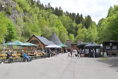 Der 1. Meiler-Flohmarkt hat auf dem Gelände der Erlebnisköhlerei in Sosa stattgefunden.