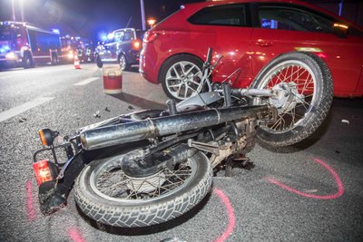 Der Mopedfahrer und seine Mitfahrerin wurden schwer verletzt. 