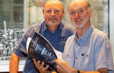 Clubchef Jürgen Zorn (rechts) und sein Vize Bernd Hegner blättern in der druckfrischen Broschüre, die sich der Fotoclub Vogtland zu seinem Jubiläum gegönnt hat. 
