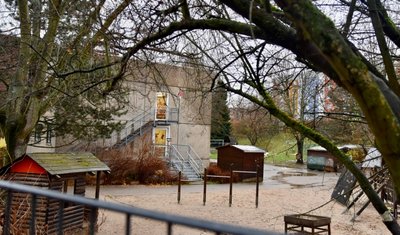 Das bisherige Gebäude der Kita Am Wasserturm in Limbach-Oberfrohna ist ein Plattenbau. Dessen Sanierung war aus Kostengründen als nicht sinnvoll erachtet worden. Doch auch der geplante Neubau wird nicht im vorgesehenen finanziellen Rahmen erfolgen können. 
