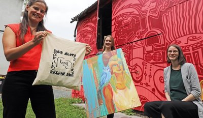 Bianca Huber, Sophie Rodmacher und Christin Dietze (v. l.) von der Künstlergruppe "Kunst in Freiberg" wollen die Schaufensteraktion fortführen. 