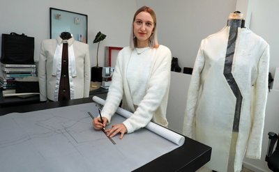Jungdesignerin Sophie Schramek bei der Arbeit an ihrer Kollektion aus Alpakawolle. 