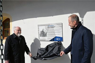 Bürgermeister Knut Kunze (r.) und der Historiker Thomas Schuler weihen die Gedenkplatte zur Erinnerung an den Jugendwerkhof Klaffenbach ein. 
