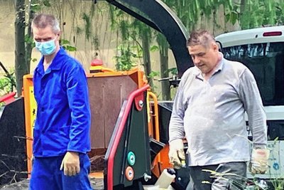 Thomas Weigel (rechts) vom Tierheim Freiberg ist dankbar für das Projekt mit der JVA und der Hilfe der Insassen.