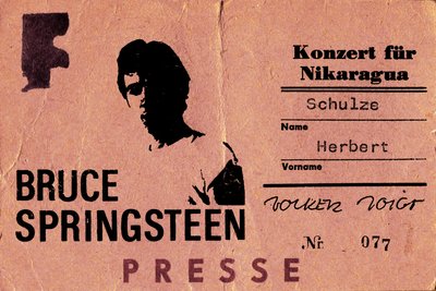Als Konzert für Nikaragua betitelt. Im Bild ist die Pressekarte des Fotografen zu sehen.