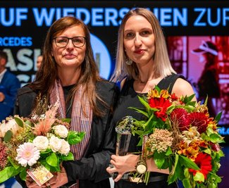 Sophie Schramek (rechts) kann sich über das Preisgeld von 1500 Euro freuen. Im Bild mit Prof. Dorette Bárdos, Leiterin der Studienrichtung Modedesign.