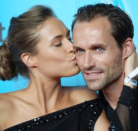 Sven Hannawald mit Alena Gerber, die als Model, Moderatorin und Schauspielerin arbeitet, bei der Verleihung des Bayerischen Sportpreises 2013. Die Hochzeit ist geplant. Er sagt über seine 15 Jahre jüngere Freundin: "Wenn ich sie sehe, habe ich immer dieses Super-Bamm-Gefühl."