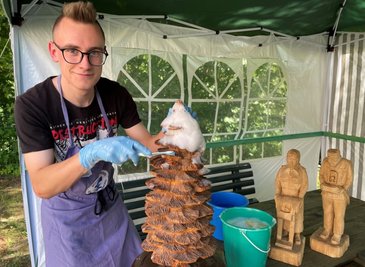 Roberto Lein schäumt die Figuren mit Fit-Wasser und Bürsten kräftig ab. 