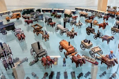 Bei ihm zuhause wie in der Ausstellung füllen die Miniaturen zahlreiche Vitrinen. 