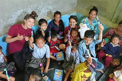 Bei einem früheren Hilfsprojekt hatte Katarina Schlick (li.) sich für Zahnhygiene von Kindern in einem nepalesischen Bergdorf engagiert und gespendete Zahnbürsten übergeben. 