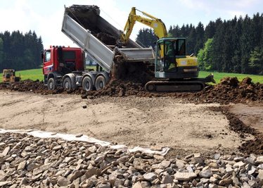 
              <p class="artikelinhalt">Der frühere Müllhaufen an der ehemaligen Kleinbahnstrecke wird zurzeit abgedeckt und gesichert. Mitarbeiter einer Großrückerswalder Firma brachten dieser Tage Mutterboden auf. </p>
            