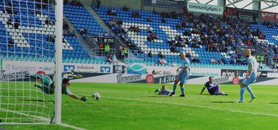 Der Chemnitzer Keeper Kunz im Einsatz.