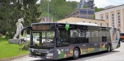 Vor dem Schacht 371 bei Bad Schlema waren die zwei Linienbusse am Donnerstag im Welterbe-Design unterwegs. 