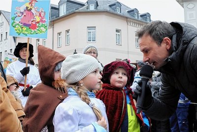 Moderator Dirk Weißbach fand den richtigen Ton, um den aufgeregten kleinen Märchendarstellern ein paar Worte zu entlocken, zum Beispiel über ihr Lieblingsmärchen und über ihre Weihnachtswünsche. 