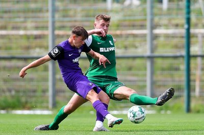 Leipzigs Philipp Harant versucht, den Schuss von Aues Sean-Andreas Seitz zu blocken.