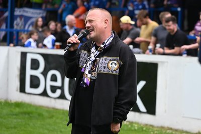 Aue-Stadionsprecher Mario Dörfler hat sich vor dem Spiel gegen Glenavon mit dankenden Worten an die Gastgeber gewandt, ehe er die 1000 mitgereisten Fans einheizte. Von den Momenten war er sichtlich gerührt.