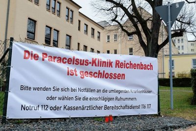 Das Banner am Krankenhaus verkündet: Die Paracelsus-Klinik Reichenbach ist geschlossen. Zum MVZ gibt es darauf keine Aussage. 