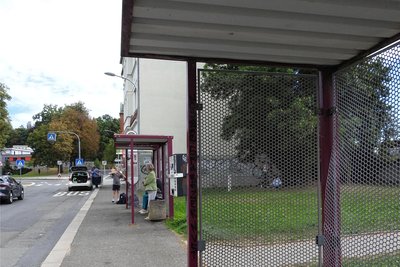 An diesen beiden Bushaltestellen an der Zwickauer Straße haben Unbekannte die Wände beschädigt.
