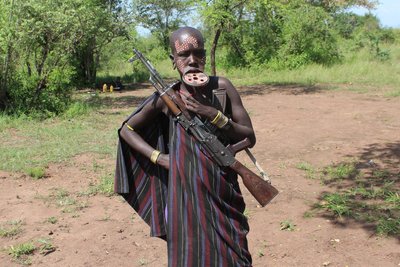 In Afrika machte Christoph Wiesner Bekanntschaft mit kulturellen und kriegerischen Eigenheiten.