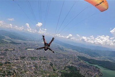 Nepal ist ein armes Land, aber auch ein Reiseziel. So hatte Julian Krutz bei einer Reise nach Nepal auch die Gelegenheit, mit dem Gleitschirm zu fliegen. Auch davon berichtete er beim Vortrag in Rochlitz. 