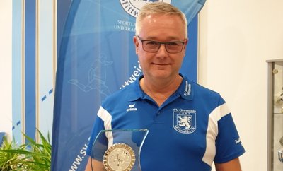 Uwe Dietrich freute sich über den "Nachwuchspreis Ehrenamt" und eine gelungene Überraschung: Zahlreiche seiner Bambini-Fußballer und auch viele Vereinskollegen waren zur Preisübergabe mit vor Ort. 