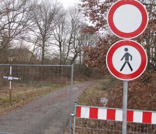 An der Klosterallee ist der Radweg gesperrt. Unbekannte brachten ein hölzernes Kreuz mit der Aufschrift "Ruhe in Frieden" an. 