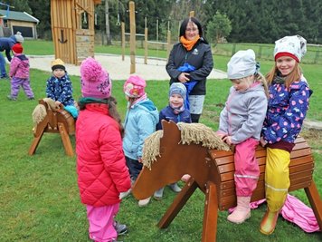 Anna nahm sofort auf dem kleinen Holzpferd Platz, während sich Nele und Elisa (r.) das große eroberten.