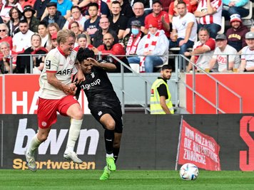 Kampf um den Ball zwischen Felix Goetze (Rot Weiss Essen) und Johan Gomez (FSV Zwickau)