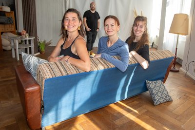 Marion Ehlert (von links), Alisa Korolesova und Daniela Simart sind drei von sechs Lehrerinnen, die im Studio von Kenny Pool (hinten) Kurse geben.