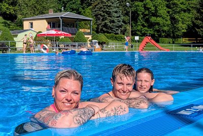 Kati Alpha, Josephine und Johanna Hillebrand (v. l.) gehörten am Montag zu den 70 Besuchern, die das 22 Grad Celsius warme Wasser im Krumhermersdorfer Freibad genossen.